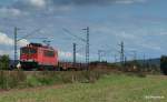 Ein weiterer Energiecontainer in Form von 155 004-5 rhrt am 4.09.10 mit einem Rungenwagenzug bei Berenbusch durch die Landschaft Richtung Minden (Westf.).