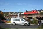 155 183-7 befhrt mit ihrem Gremberger mich Zug die Linzer Stadtbrcke  Leider mit viel Blech im Vordergrund