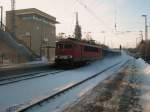 Hier 155 060-7 mit einem Gterzug in Richtung Berlin, bei der Durchfahrt am 18.12.2010 durch Bad Belzig.