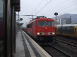 155 241-3 (mit Scherenstromabnehmer) mit einem Flachwagenzug durch Bielefeld. 03.02.2011.