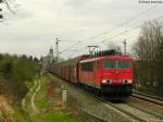 11.03.2011: Die 155 121-7 mit einem Ganzzug aus Autotransportwagen Richtung Sden bei Bruchsal-Schlachthof. Im Hintergrund die St. Peterkirche von Bruchsal.