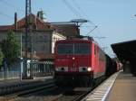 155 097 durchfhrt am 3.Juni 2011 mit einem kurzen gemischten Gterzug den Bahnhof Kronach Richtung Saalfeld(S).