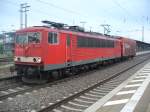 Einer der krzesten Gterzuge in Deutschland, 155 238-9 steht mit einem Wagong vor einem roten Signal am 07.06.2011 in Kaiserslautern Hbf