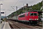 - Gterzge  gogo - Vor der Kulisse der Burg Gutenfels durchfhrt die 155 111-8 mit einem Containerzug am Haken den Bahnhof von Kaub.