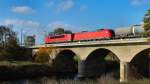 155 080-3 und die faule 185 371-2 vor einem Kesselwagenzug auf der Saalebrücke kurz vor Naumburg (Saale) aus Richtung Weißenfels kommend; 03.11.11