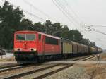 155 110-0 mit einem Gterzug Richtung Dresden kurz vor dem Bahnbergang in Klein Ziescht.