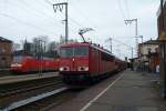 155 111-8 mit einem Gterzug am 03.04.2012 durch Leer nach Emden.