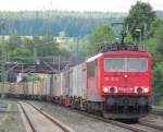 155 122-5 zieht am 5. Juni 2012 einen Containerzug durch Kronach. 