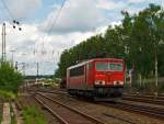 Der Strom-Container 155 097-9 ex DR 250 097-9 fhrt am 10.07.2012 solo von Kreuztal in Richtung Siegen.

Diese Lokbaureihe wurde von 1977 bis 1984 bei LEW Hennigsdorf (genau VEB Lokomotivbau Elektrotechnische Werke „Hans Beimler“ Hennigsdorf) gebaut. Wegen ihres doch sehr zweckmigen Aufbaus und der hnlichkeit ihrer Form mit einem ISO-Container bekam diese Baureihe den Spitznamen „Strom-Container“ oder „Elektro-Container“.

Die Loks haben ein Dienstgewicht von 123 t, eine Dauerleistung von 5.100 kW, die Hchstgeschwindigkeit betrgt 125 km/h und die Achsformel ist Co'Co' .