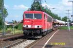 Jubel, Jubel - ein  Stromcontainer  fhrt am 27.06.2006 durch Kahl/Main. Leider entdeckte ich zu spt, dass bei 155 008-6 der erste Stromabnehmer angelegt wurde. so befindet sich dieser zu dicht am Bildrand.