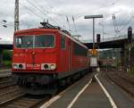 Der Strom-Container 155 157-7 zieht am 21.07.2012 einen mit Schotter beladenen Niederbordwagen-Ganzzug durch den Hbf Siegen in Richtung Kln.