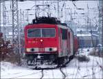 Winterzeit - 155 200-9 fhrt sicher das letzte Mal,fr's Jahr 2005,nach Rgen.  (Stralsund am 31.12.05) 
