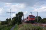 155 080-5 fuhr am 16.08.2012 mit einem Gterzug von Emden nach Osnabrck, hier sdlich von Leer.