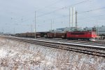 155 273-6 mit Gterzug wartet am VW-Werk in Mosel auf die Abfahrt.09.02.2013