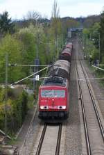 Sie werden immer seltener, die Loks der BR 155 - 

155 157-1 (ex DR 250 157-5) Baujahr 1981 befrdert ihren Gterzug ber die KBS 685 Saarbrcken Trier (Bahnstrecke 3230 Saarbrcken-Karthaus). Aus Richtung Vlklingen kommend hat sie hinter dem Bahnhof Luisenthal die ersten Stadtteile von Saarbrcken erreicht, hier an der Grenze Rockershausen - Burbach bei Km 5,0.
23.04.2012