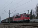 155 134 fhrt am 05.04.13 mit einem Gterzug auf der Strecke Stuttgart-Ulm (KBS 750!) Eingefangen zwischen Oberesslingen und Esslingen-Zell!