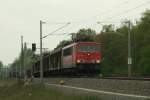 155 101 macht sich mit einem Gterzug am 4. Mai 2013 in Hhe Dessau-Wallwitzhafen auf den Weg gen Norden. Im Bild gut zu erkennen, wie sich der Zug ein wenig schlngelt - auf der Hhe wurden die Gleise verschwenkt vom alten Bahndamm (der nach dem Hochwasser 2002 nur noch mit 40 km/h zu befahren war) zum heutigen neuen. 
Dessau, der 4.5.13