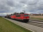 Die 155 224 und die 185 213 mit einem Gterzug am 13.04.2013 unterwegs bei Hattenhofen.