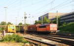 155 229-8 DB kommt aus Richtung Kln,Aachen-Hbf mit einem langen Autologistikzug aus Heilbronn nach Ruisbroek(B) und fhrt in Aachen-West ein,und auf dem Nebengleis steht eine Stopfmaschine und ein Schotterprofiliermaschine steht auf dem abstellgleis in Aachen-West in Abendsonne am Abend vom 8.7.2013. 