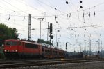 155 239-7 DB fhrt als Umleiter mit einem langen Toyota-Autozug aus Zeebrugge-Ramskapelle(B) nach Mszczonow(PL) bei der Ausfahrt aus Aachen-West und fhrt in Richtung Aachen-Hbf,Kln bei Regenwolken