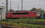 Am 15.10.2013 stand ein bisschen versteckt die Orientrote 155 219-9 bei starkem Regen zusammen mit einer 189 mit Holland-Latz auf dem Bh Offenburg und warten auf ihren nchsten Einsatz.