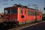 155 082 - 1 am Bahnsteig 3 in Riesa, auf Ausfahrt Richtung Döbeln wartend.