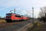 Die 155 261-1 mit der 233 306-0 und der 298 325-2 bei der Durchfahrt am 10.02.2014 in Nassenheide in Richtung Neustrelitz.