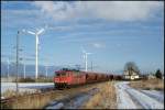 Bei wunderbarem Winterwetter passiert 155 148-0 mit einem Leerzug nach Poppendorf am 24.01.2013 den Windpark bei Trinwillershagen.