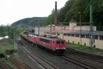 155 210-8 zieht am 23. April 2014 eine 185 und einen Langschienenzug durch Kronach in Richtung Saalfeld.