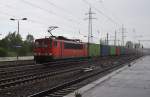 Hier 155 180-3 mit einem Containerzug, bei der Durchfahrt am 14.6.2014 durch Berlin Schönefeld Flughafen, in Richtung Genshagener Heide.
