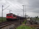 Am 23.5.13 kam 155 043 mit einem Autozug aus Dresden Friedrichstadt über die KBS310 gebrettert.