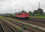 DB 155 083-9 mit Schotter beladenen Flachwagen Richtung Magdeburg Neustadt, am 30.07.2014 in Magdeburg Hbf.