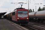 Hier 155 078-9 mit einem Kesselwagenzug, bei der Durchfahrt am 22.7.2014 durch Berlin Schönefeld Flughafen, in Richtung Berlin Grünauer Kreuz.