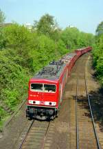 155 241 mit Güterzug Richtung Lehrte am 28.04.2004 zwischen Ahlem und Hannover-Linden Hafen