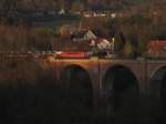 Letzter Sonnenstahl auf er Elstertalbrücke am 21.04.2015 beleuchtet die 155 083 auf dem Weg von Zwickau nach Nürnberg.