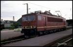 250168 fährt am 7.6.1991 solo durch den Hauptbahnhof Weimar.