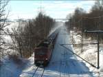 155 194 wirbelt mit ihrem Gterzug den Neuschnee auf;  Klingenberg-Colmnitz, 26.1.2007  