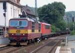 Mit vereinten Krften: Die tschechische 372 011 (siehe BR 180 DB)und die deutsche 155 206 vor einem Zug mit leeren Waggons der RoLa in Rathen (Schs.