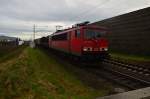 Mit einem Mischer kommt der Trafokasten 155 229-8 bei Neuss Allerheiligen auf den Fotografen zugefahren am 22.12.2015