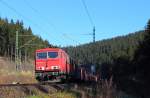 155 180-3 DB Schenker schiebt einen Güterzug über die Frankenwaldrampe bei Förtschendorf am 03.11.2015.