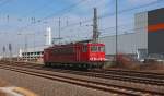 Die 155 004-5 hat am 27.02.2016 den GA 52811 (Braunschweig Rbf - Mosel) im VW-Werk in Mosel abgeliefert und fährt jetzt LZ nach Zwickau zur Wochenendruhe. Im Hintergrund erkennt man die Halle 8 und Halle 9. In der Halle 8 ist das Fahrzeugfinish beheimatet, wo etwaige Fehler von der Produktion ausgebessert oder auch einzelne Teile erneuert werden. In der Halle 9 befindet sich die Fahrzeugverladung auf Eisenbahnwaggons. Standort öffentlich zugänglich.