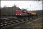 DB 155087 kam am 23.2.2016 um 12.01 Uhr mit einem gemischten Güterzug in Richtung Osnabrück über die Rollbahn durch den Bahnhof Hasbergen.