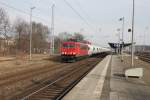 155 230 durchfährt am 13.03.2011 mit einem Güterzug den Bahnhof Neustrelitz