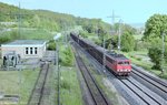 Blick von der Straßenbrücke in Oberdachstetten nach Süden auf 155 096 mit einem Güterzug Richtung Würzburg.