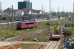 Weiträumiger Blick am 06.05.2016 auf den Bahnhof Nordhausen mit der abgestellten 155 232. Im Hintergrund das alte Bahnhofsgebäude und dahinter ein Ende der 70er Jahre gebautes Verwaltungsgebäude, welches seit der Wende leersteht.