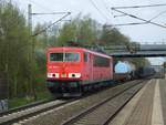 155 128-2 durchfährt am 19.04.2016 mit einem Mischer den Bahnhof Dedensen-Gümmer.