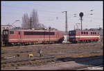 250270 und 242049 begegnen sich im HBF Halle am 18.3.1990.