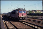 250117 fährt am 2.5.1990 mit einem Personenzug aus Dresden kommend durch den Bahnhof Radebeul.