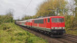 Einen leicht traurigen Hintergrund hat dieses Bild: 155 119 passiert mit 218 467 und 20 n-Wagen die Fotostelle in Ahlten.