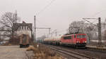 Mistwetter am 1. März 20019 in Magdeburg. 155 157-1 ist mit einem Mischer unterwegs gen Osten. 
